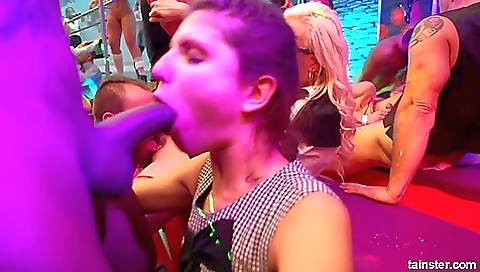 Cute blondeis make wadsly love